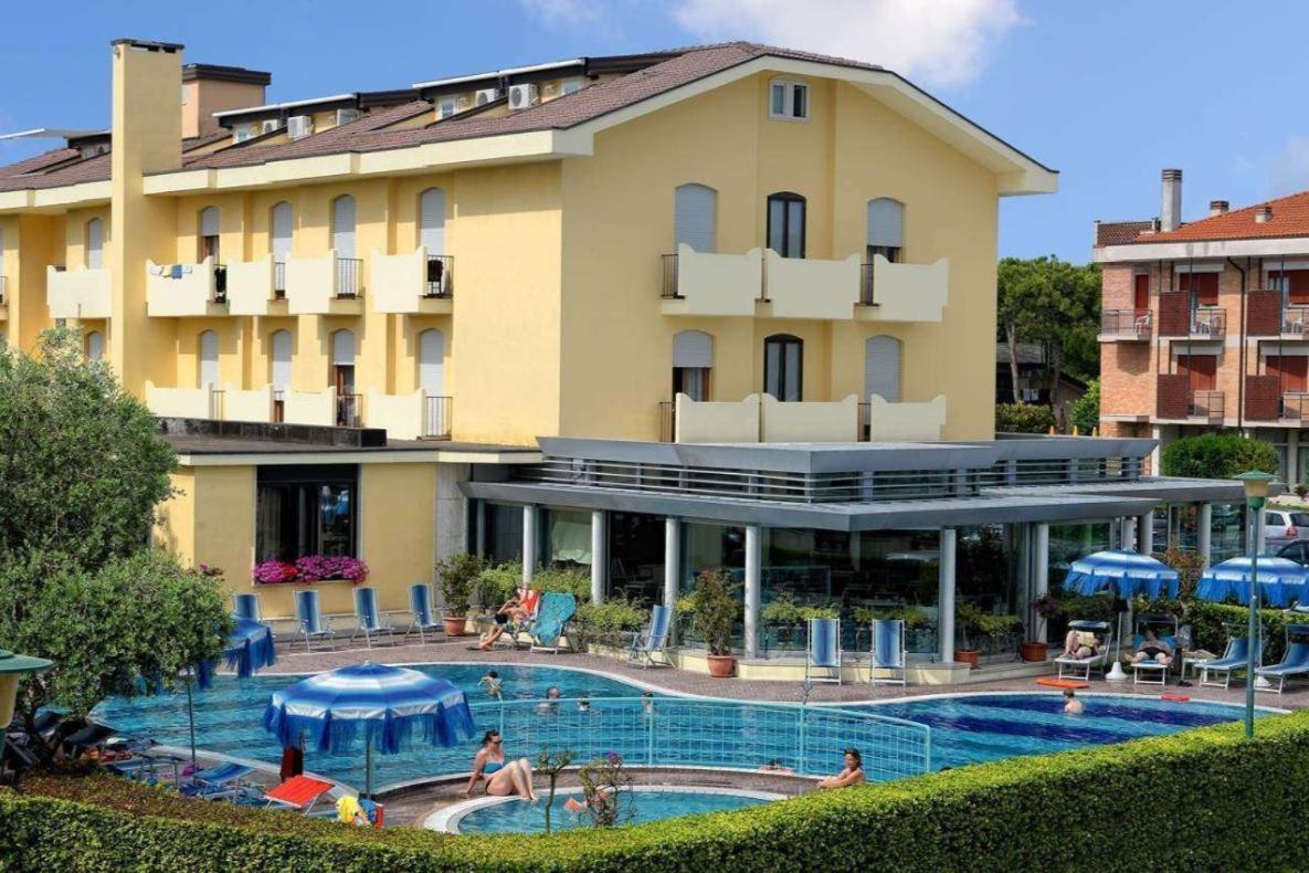 Junior Family Hotel Cavallino-Treporti Exteriör bild