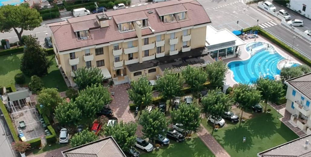 Junior Family Hotel Cavallino-Treporti Exteriör bild